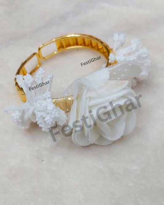 Bangles with white flowers for return favours