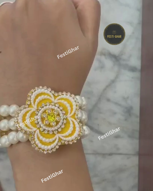 Bracelet with flower